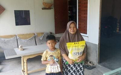 SENYUM YATIM MENGEMBANG DALAM PENYALURAN BERAS BERKAH RINBI